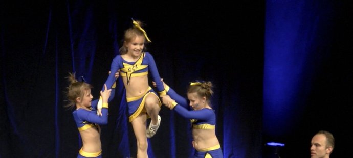 Na víkendovém mistrovství republiky v cheerleadingu předváděly dívky náročné akrobatické pozice