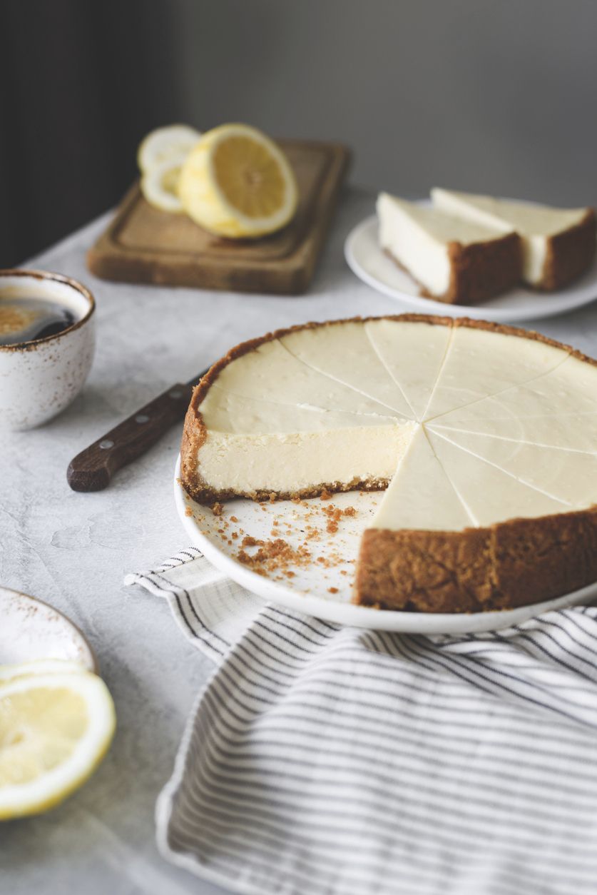 Do new yorského cheesecaku patří citronová šťáva a kůra. Je pak neuvěřitelně svěží
