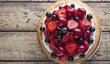 Cheesecake je osvěžující dezert, ke kterému se nejlépe hodí bobulovité ovoce, jahody nebo višně