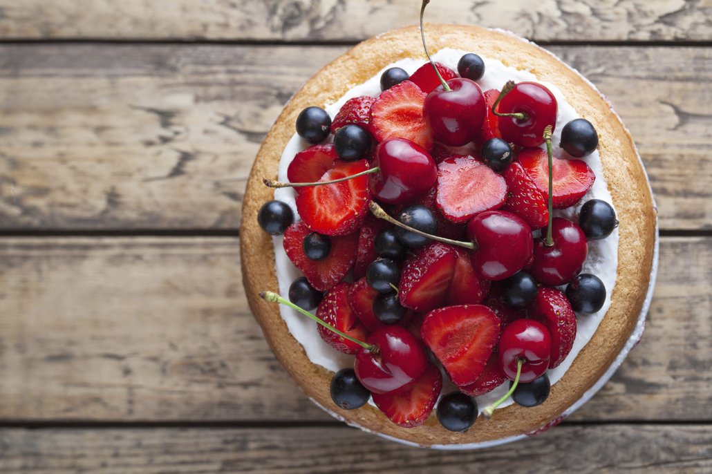 Cheesecake je osvěžující dezert, ke kterému se nejlépe hodí bobulovité ovoce, jahody nebo višně