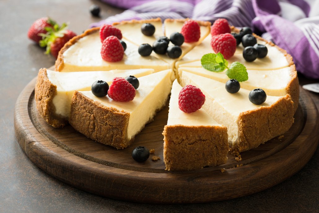 Vynikající dezert v podobě cheesecaku si můžeme dopřát v pečené i nepečené variantě a doplnit jej spoustou ovoce