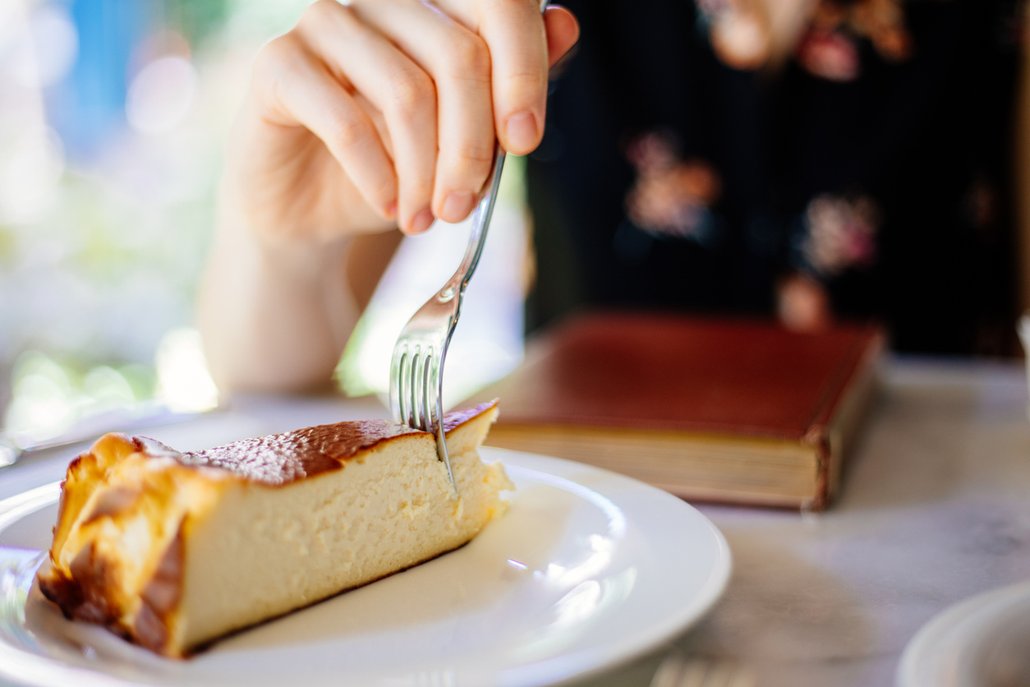 Vynikající dezert v podobě cheesecaku si můžeme dopřát v pečené i nepečené variantě a doplnit jej spoustou ovoce