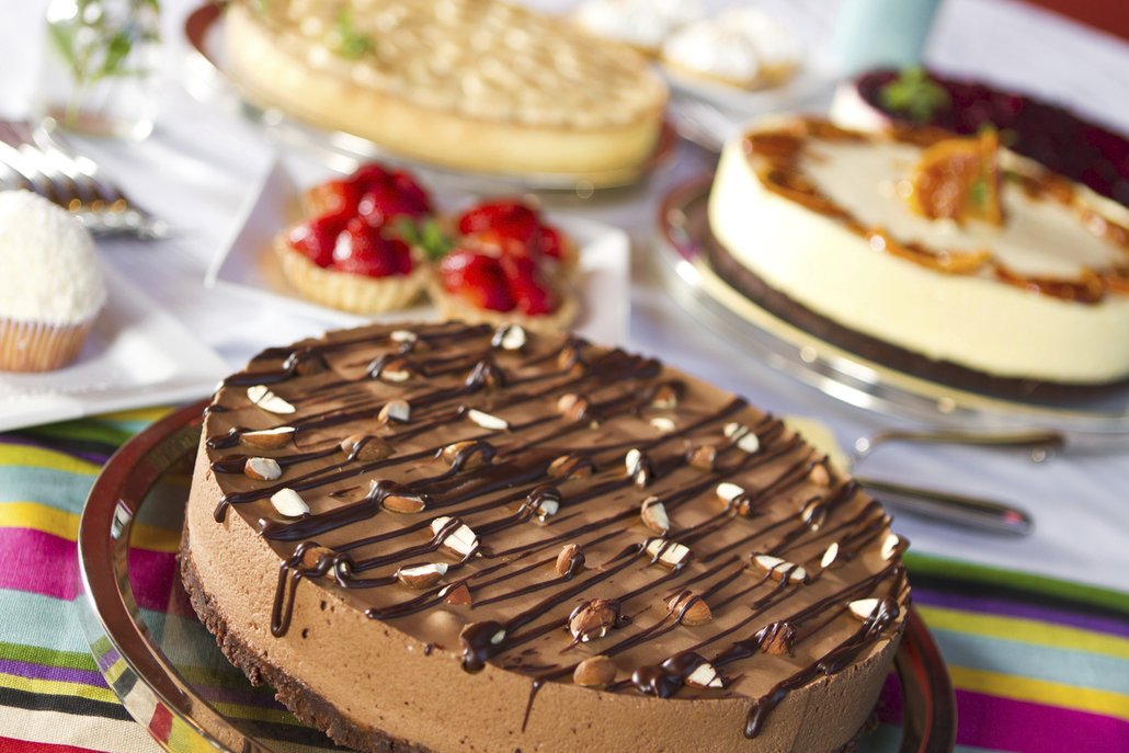 Čokoládový cheesecake ozdobte třeba cákanci rozehřáté čokolády a oříšky