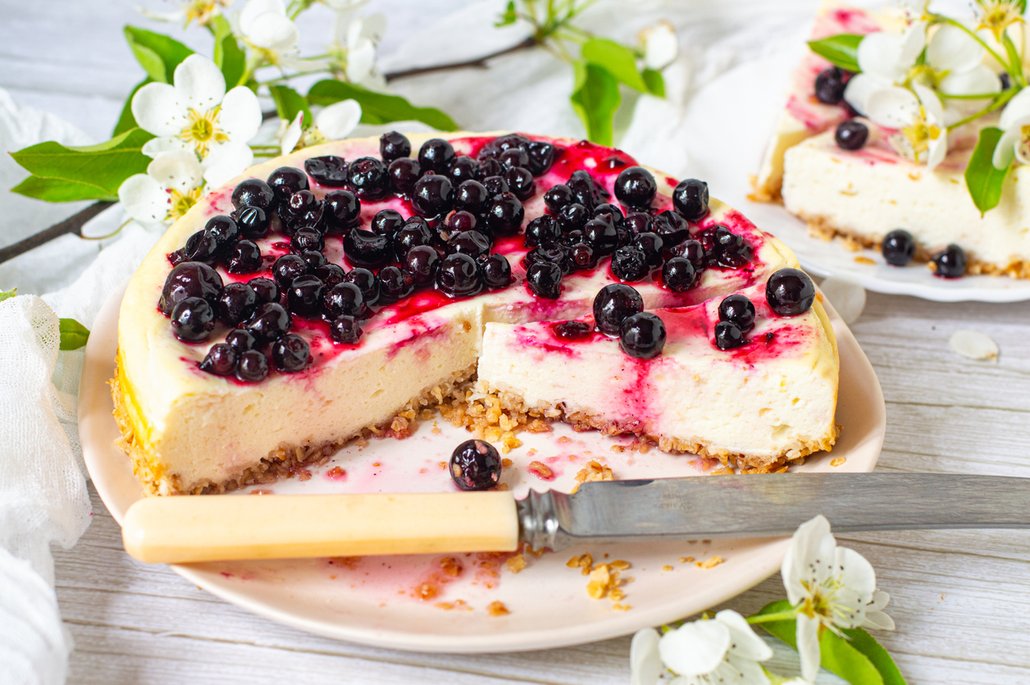 Cheesecake se základem z ovesných vloček a povařeným ovocem je velká paráda!