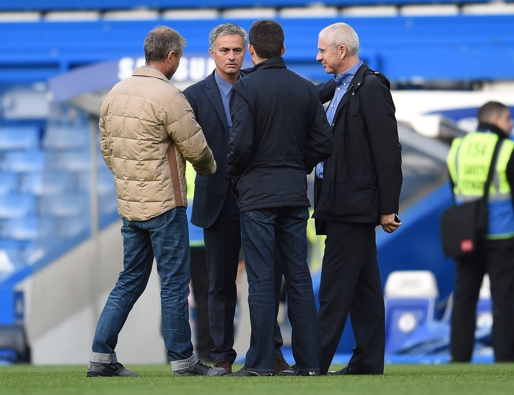 Roman Abramovič, José Mourinho, majitelův syn Arkadij a Eugene Tenenbaum, jeden z členů představenstva Chelsea.