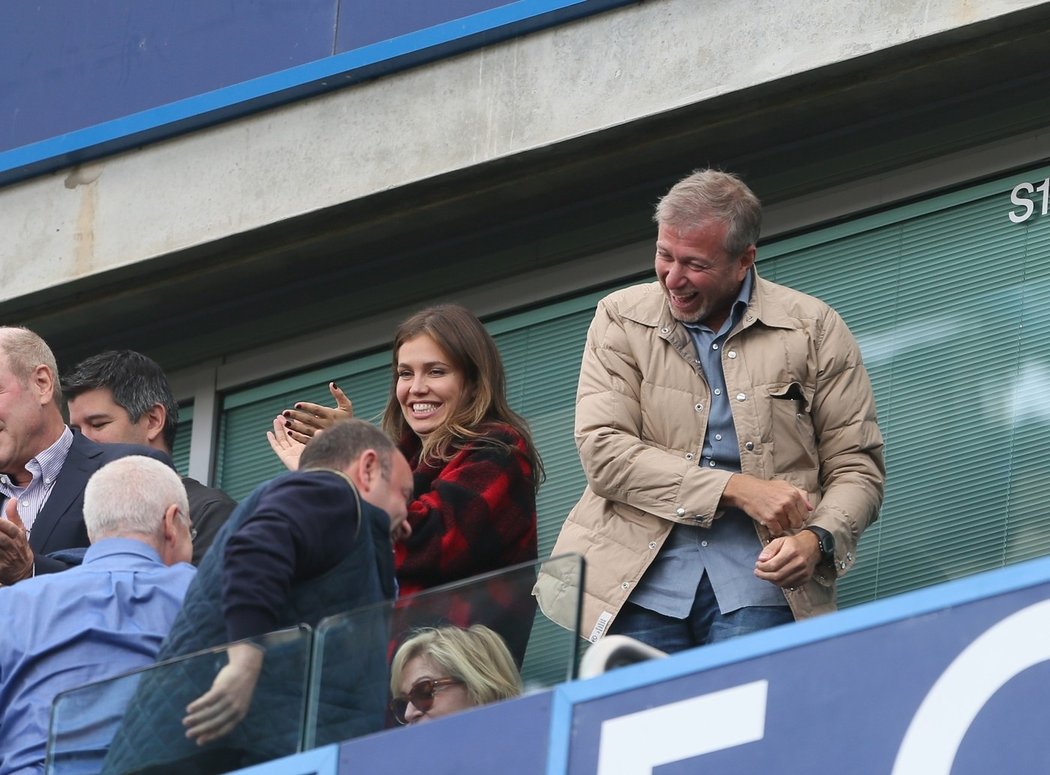 Roman Abramovič na tribuně Stamford Bridge oslavuje gól do sítě Arsenalu, který Chelsea porazila 2:0