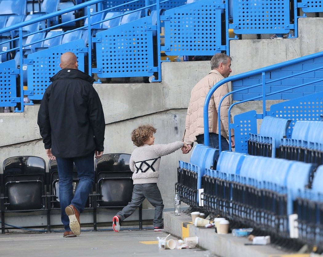 Roman Abramovič opouští stadion.