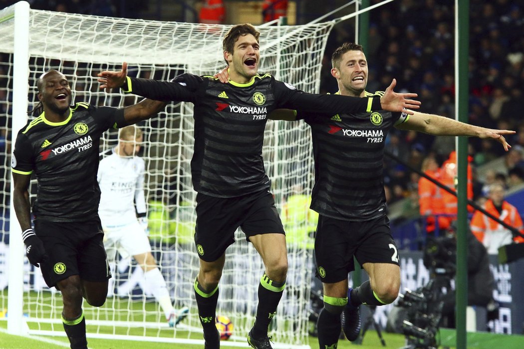 Obránce Chelsea Marcos Alonso dal na půdě Leicesteru dva góly