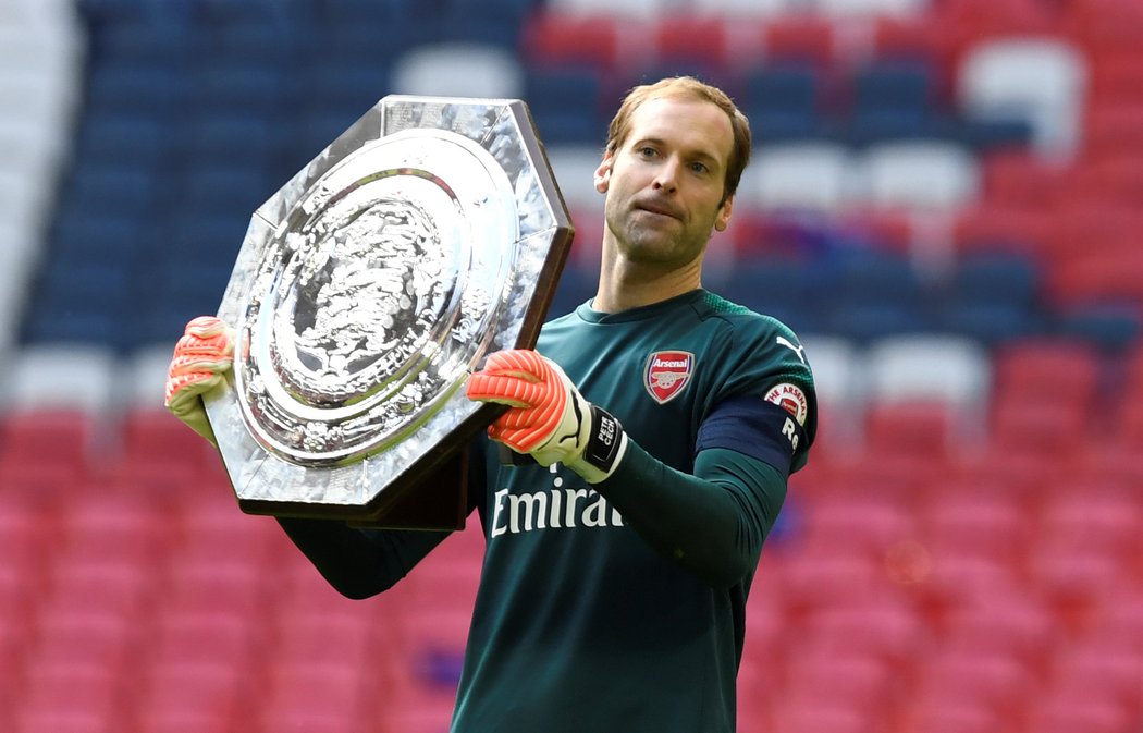 Brankář Arsenalu Petr Čech s trofejí za výhru v anglickém Superpoháru