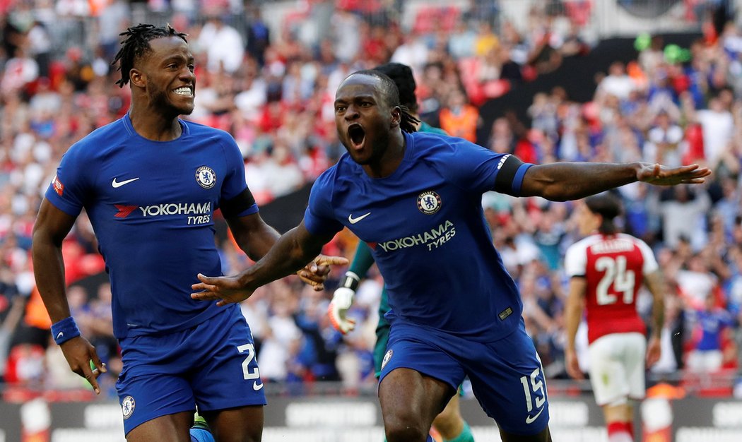 Obránce Chelsea Victor Moses slaví gól do sítě Arsenalu