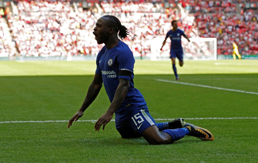 Obránce Chelsea Victor Moses slaví gól do sítě Arsenalu