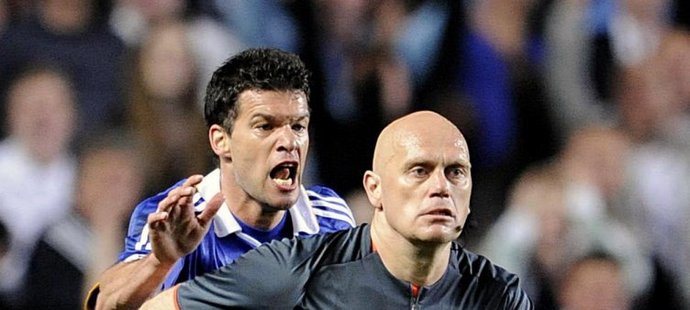 Michael Ballack obklopil rozhodčího již během zápasu. Dostal žlutou kartu.