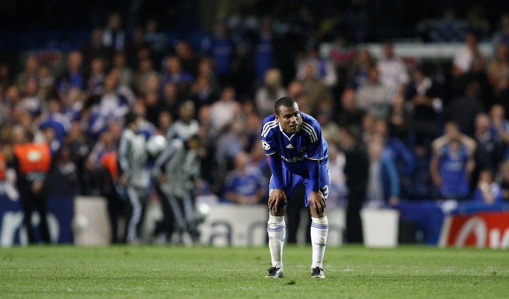 I takový je fotbal. Smutný. Ashley Cole to poznal na vlastní kůži ve středu večer.