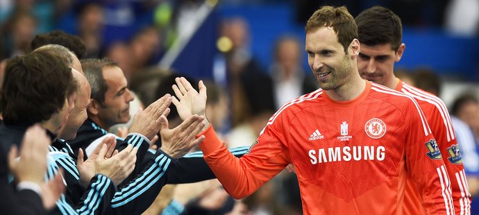 Brankář Chelsea Petr Čech se o své budoucnosti rozhodne příští týden. Největším favoritem je momentálně Arsenal