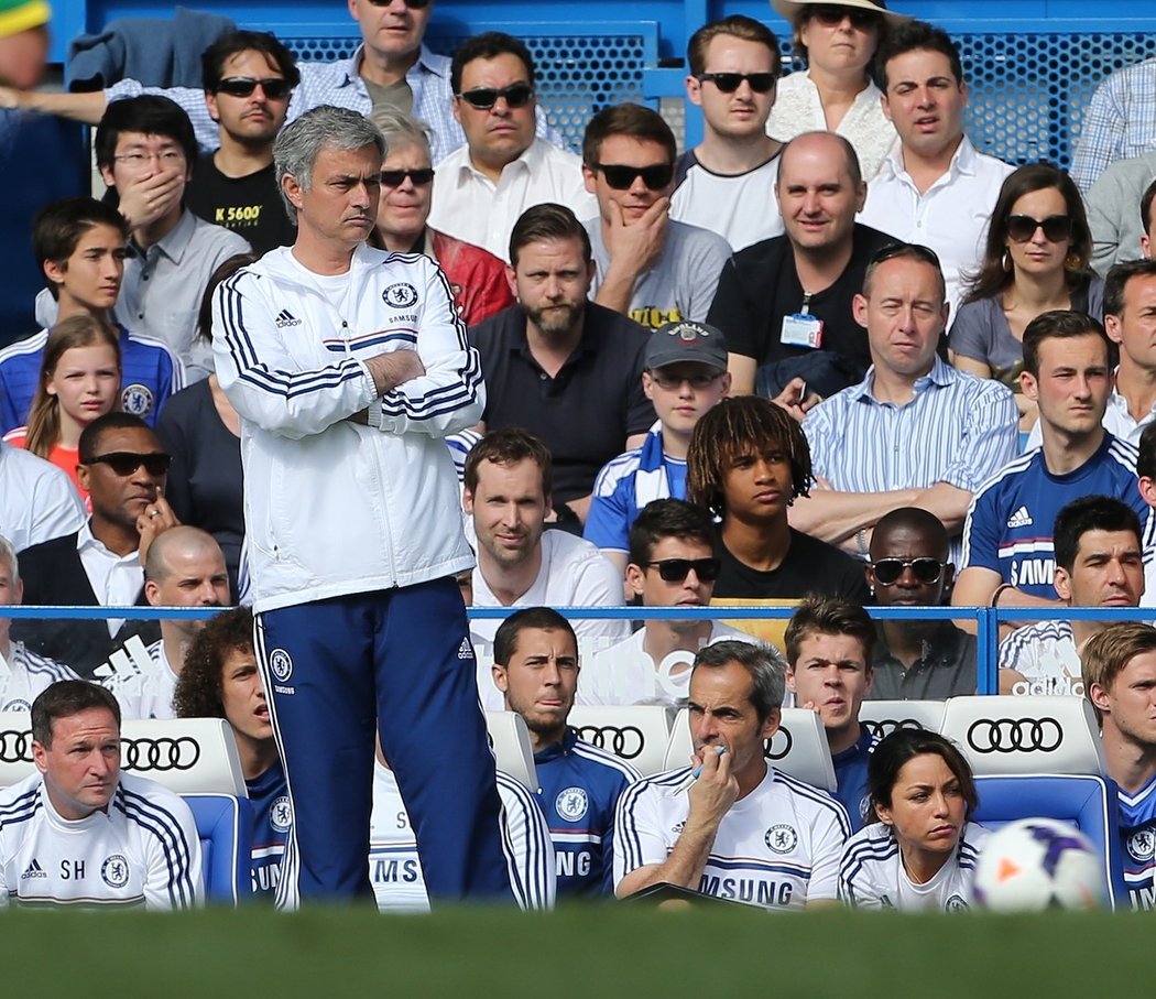 Trenér Chelsea José Mourinho, za ním na lavičce i český reprezentační brankář Petr Čech