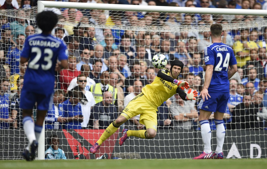 Brankář Chelsea Petr Čech při zákroku proti Sunderlandu