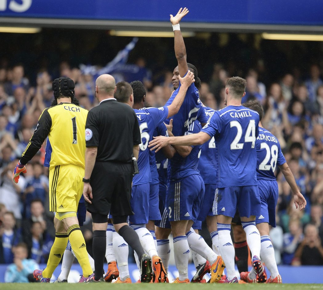 Hráči Chelsea odnášeli se hřiště svého spoluhráče Didiera Drogbu, který se s Chelsea loučí