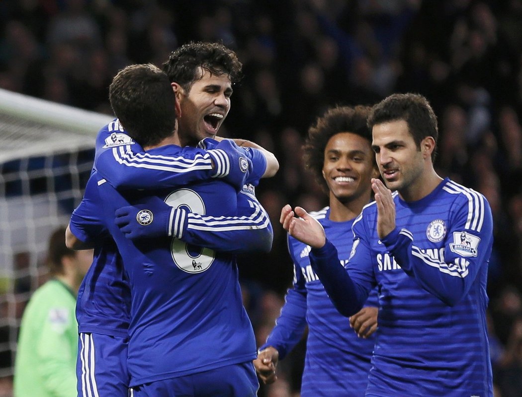 Hráči Chelsea slaví gól do sítě Newcastlu