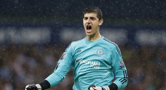 Divočina Chelsea. Courtois chytil penaltu, kritizovaný Terry musel ven