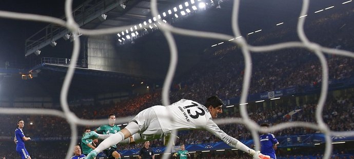 Thibaut Courtois se marně natahuje po střele Klaase-Jana Huntelaara, Schalke remizovalo na hřišti Chelsea 1:1.