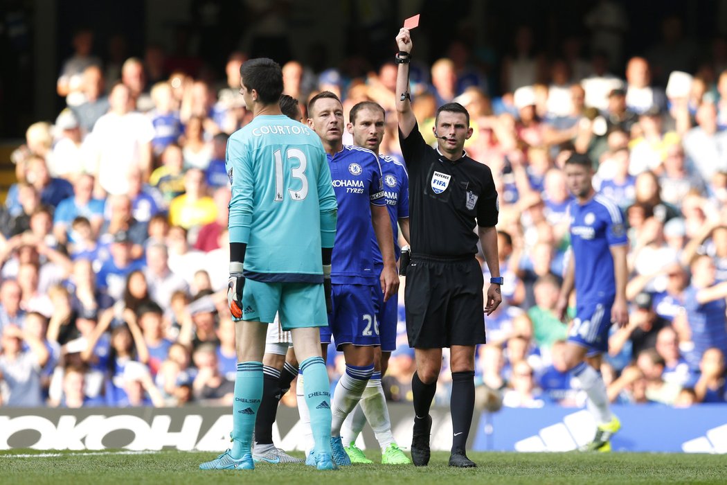 Brankář Chelsea Thibaut Courtois dostal červenou a Chelsea se Swansea jen remizovala