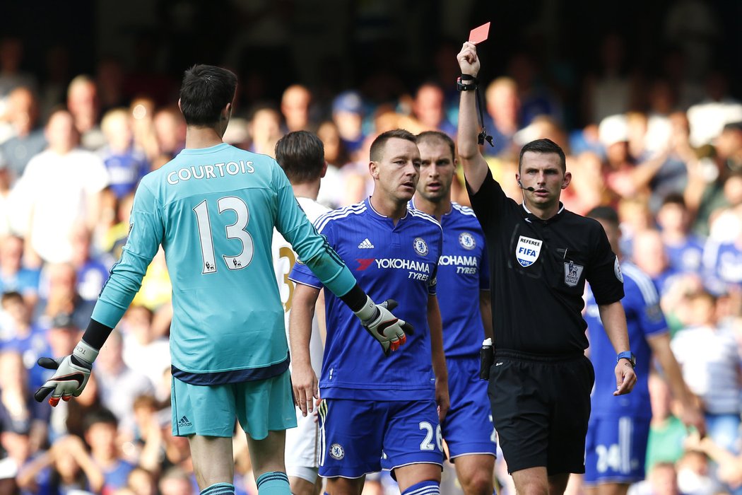 Brankář Chelsea Thibaut Courtois dostal proti Swansea červenou kartu