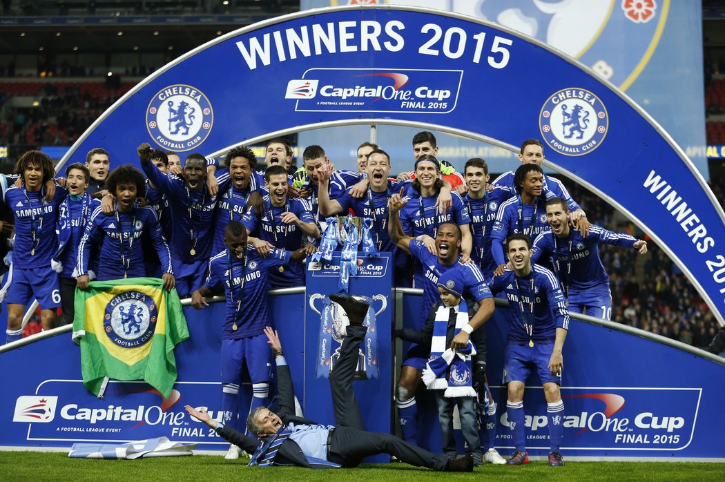 Trenér Chelsea José Mourinho po vítězství v Ligovém poháru se svými hráči řádil