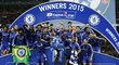 Trenér Chelsea José Mourinho po vítězství v Ligovém poháru se svými hráči řádil