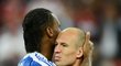 Útočník Chelsea Didier Drogba utěšuje hvězdu Bayernu Arjena Robbena