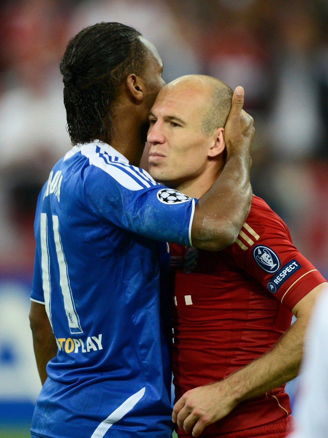 Útočník Chelsea Didier Drogba utěšuje hvězdu Bayernu Arjena Robbena
