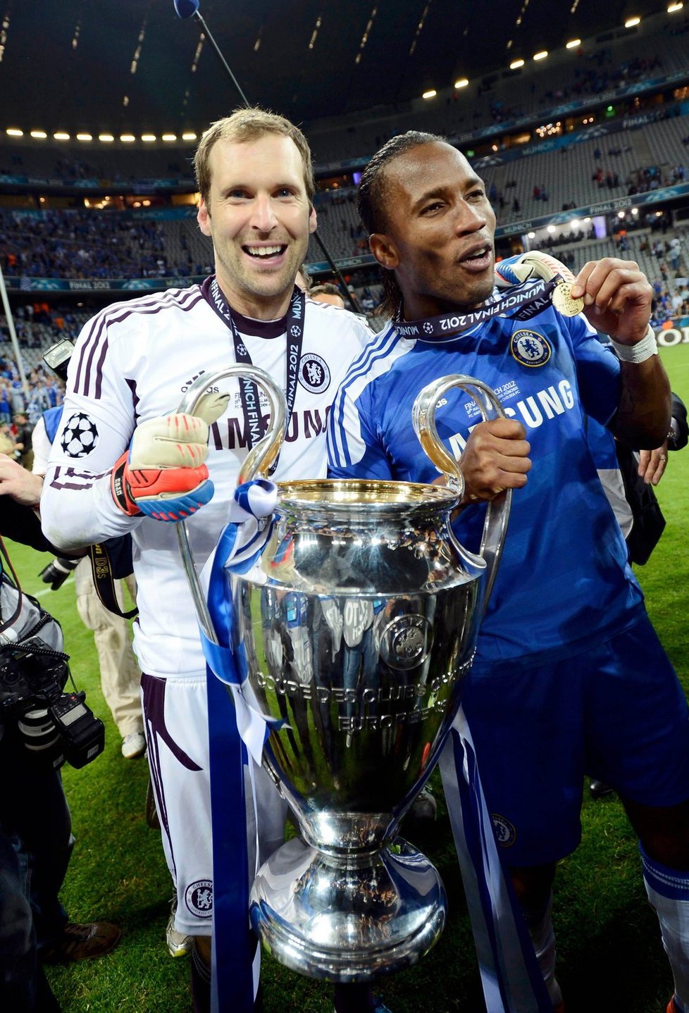 Petr Čech (33) a Didier Drogba