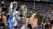 Petr Čech s trofejí pro nejlepší tým Ligy mistrů pózuje fotografům. Na výhře má lví podíl