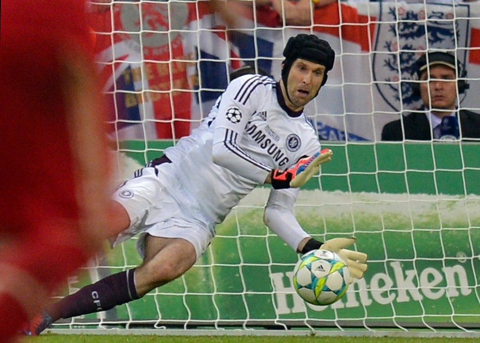 Petr Čech chytá penaltu Arjena Robbena.