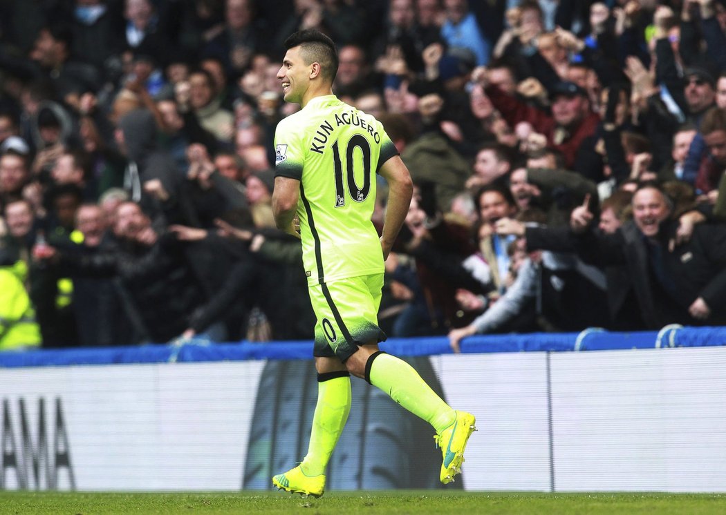 Útočník Manchesteru City Sergio Agüero dal Chelsea hattrick