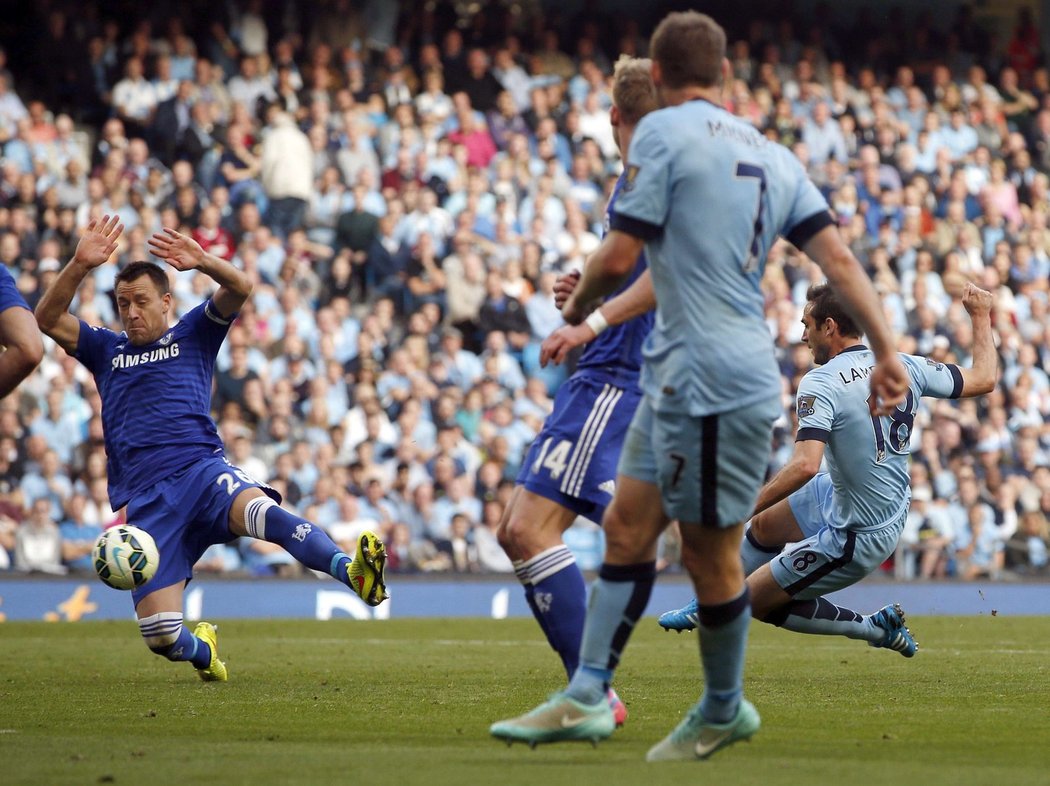Frank Lampard střílí gól Chelsea. Neslavil ho.