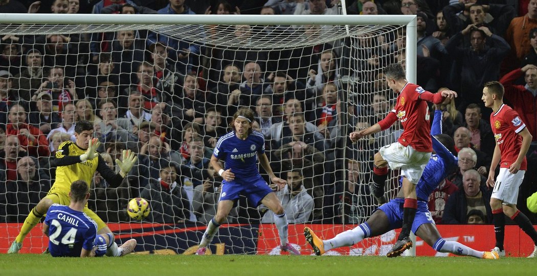 Robin van Persie střílí gól do sítě Chelsea, bod pro Manchester United zajistil v 94. minutě.