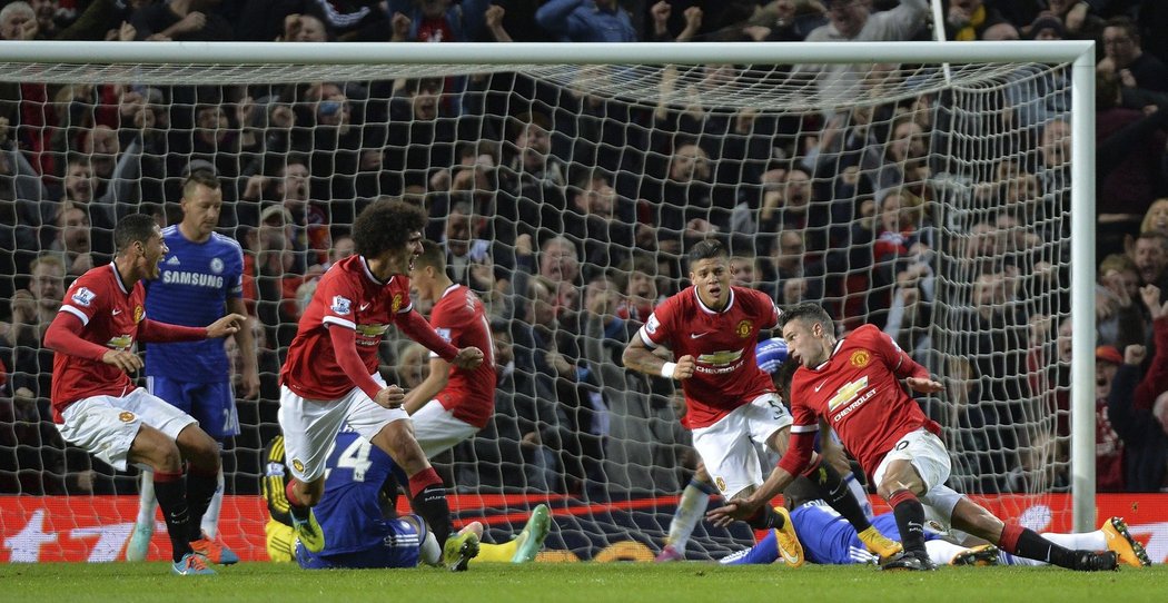 Robin van Persie střílí gól do sítě Chelsea, bod pro Manchester United zajistil v 94. minutě.