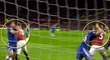 Dva obránci Manchesteru United drželi pod krkem Ivanoviče a Terryho, jenže Chelsea se pokutového kopu nedočkala. Rozhodčí Phil Dowd jen ukázal: hraje se dál!