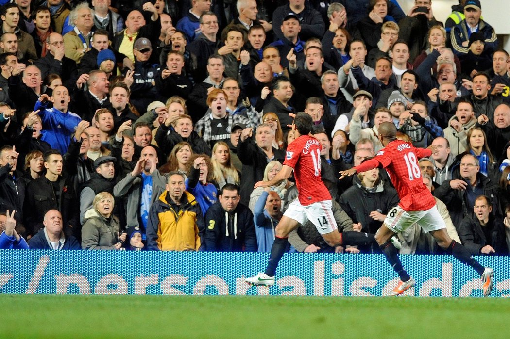 Oslava fotbalistů Manchesteru United a na tribuně spílající fanoušci Chelsea. Hráče nešetřili.