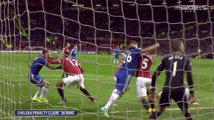 Dva obránci Manchesteru United drželi pod krkem Ivanoviče a Terryho, jenže Chelsea se pokutového kopu nedočkala. Rozhodčí Phil Dowd jen ukázal: hraje se dál!
