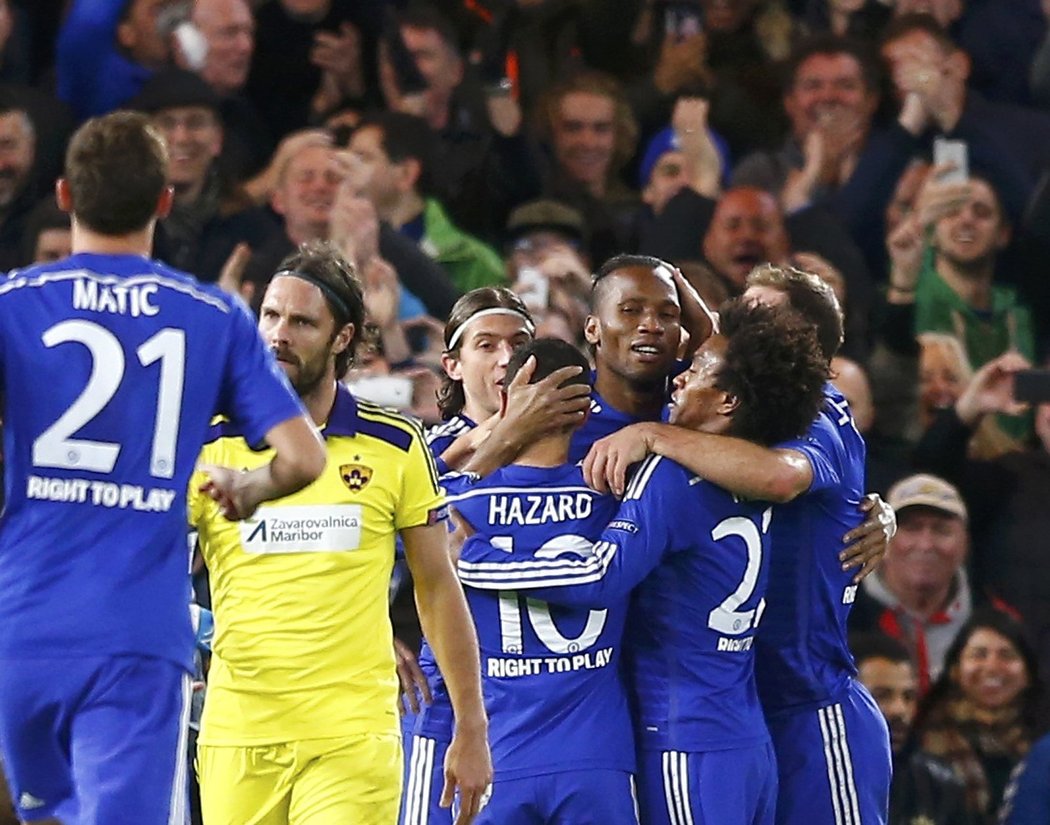 Radost fotbalistů Chelsea po proměněné penaltě Didiera Drogby.