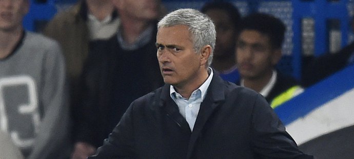 Trenér Chelsea José Mourinho si i přes další porážku svého týmu věří