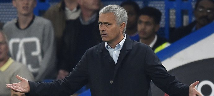 Trenér Chelsea José Mourinho si i přes další porážku svého týmu věří