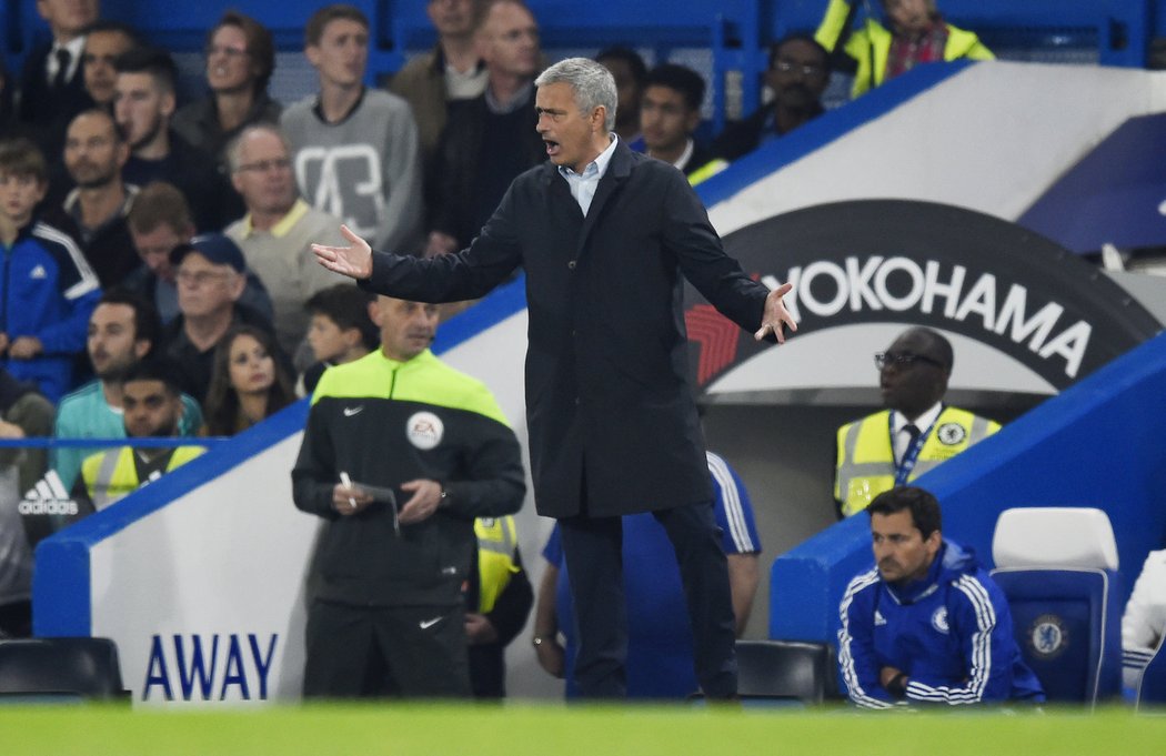 Trenér Chelsea José Mourinho se v zápase se Southamptonem několikrát rozčílil