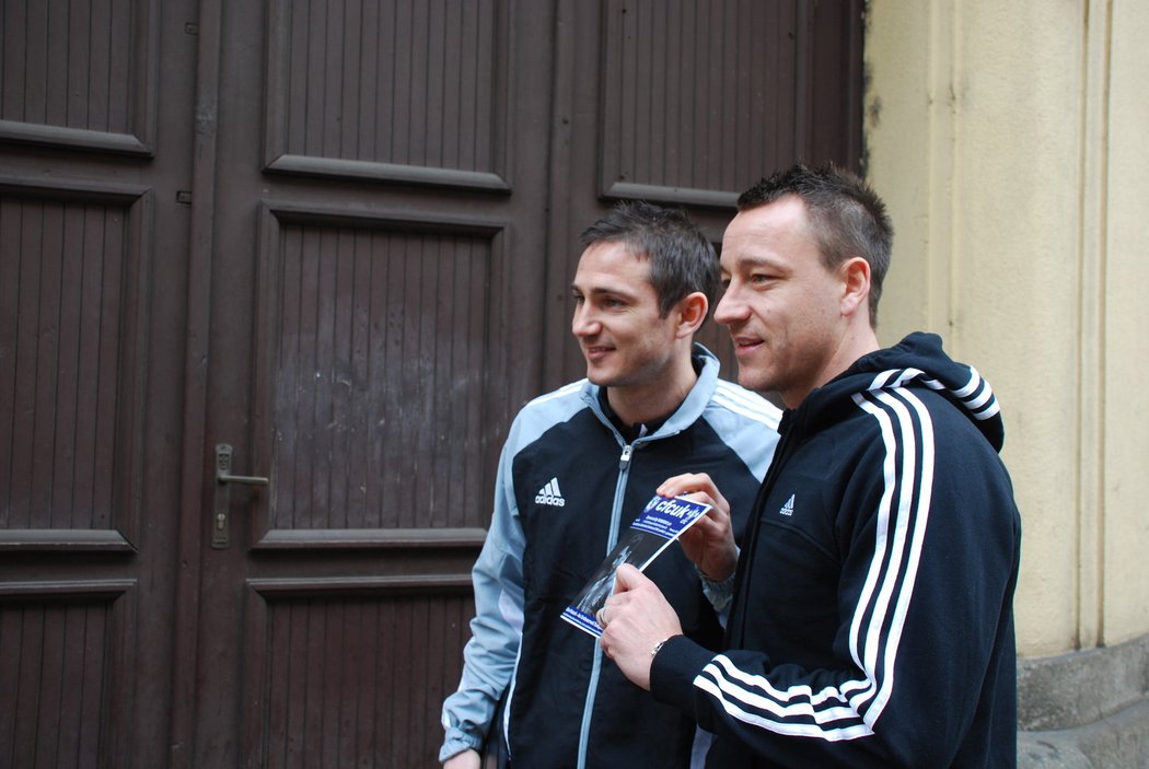 Frank Lampard a John Terry pózují s klubovým magazínem před hotelem Four Seasons.