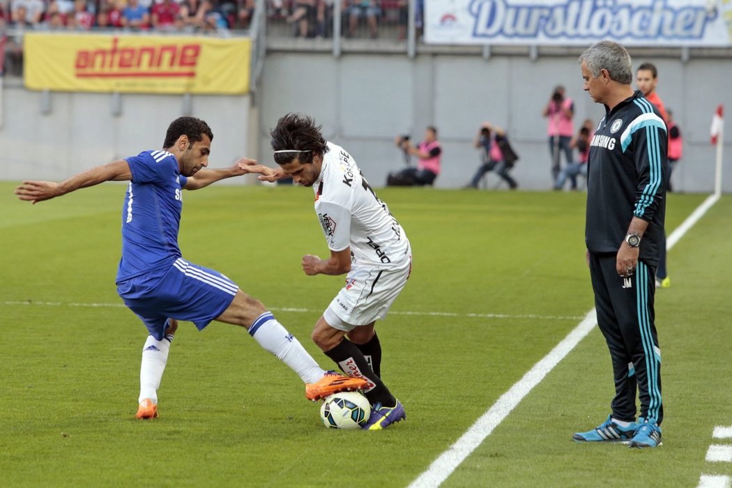 José Mourinho dohlíží na Mohameda Salaha s protihráčem Jacobem Ynclanem.