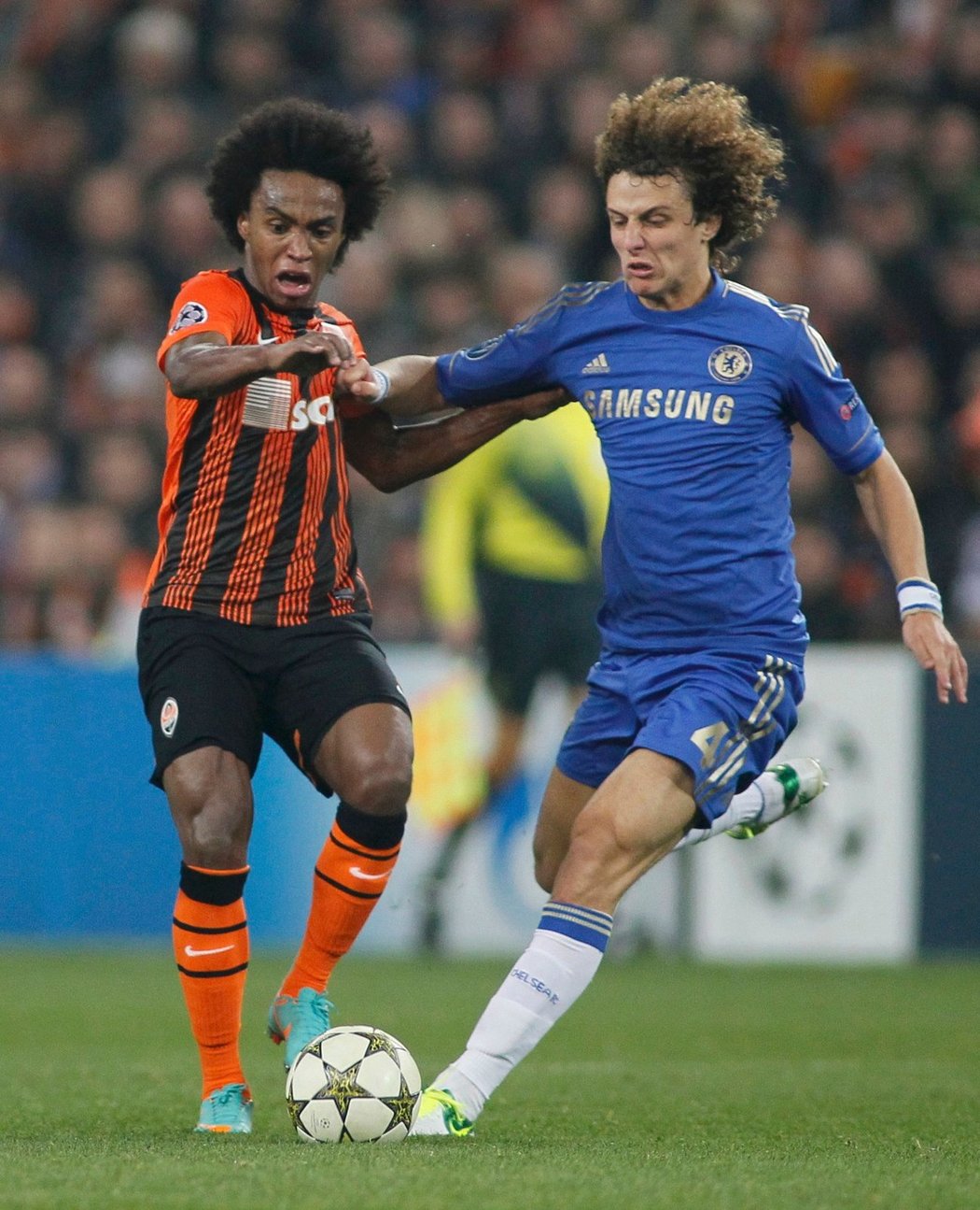 David Luiz (vpravo) nahání Williana.