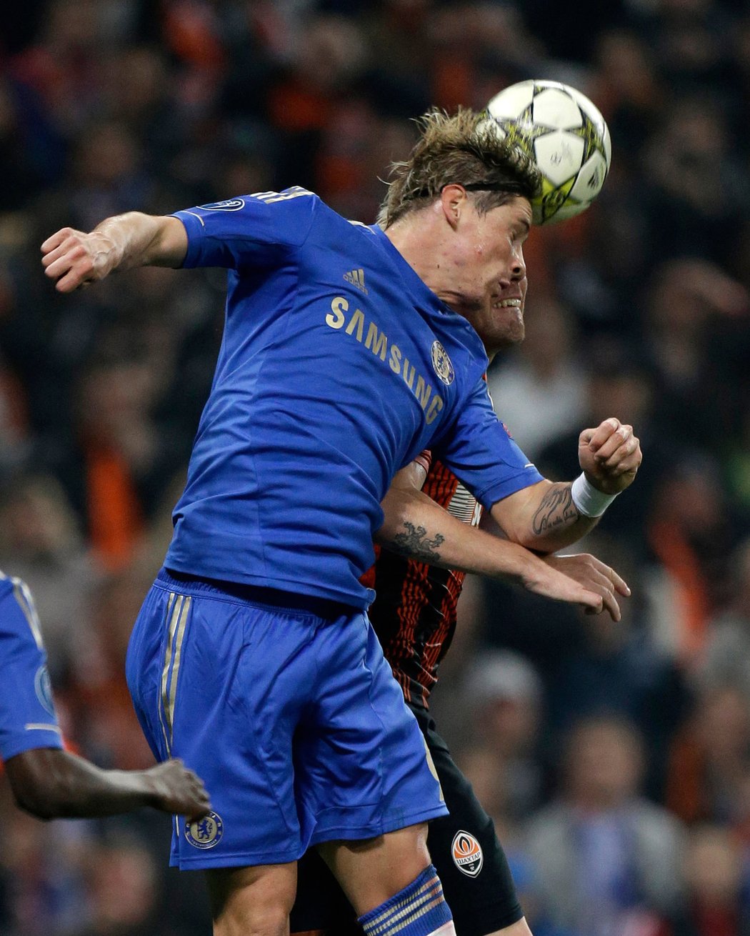 Fernando Torres v hlavičkovém souboji.