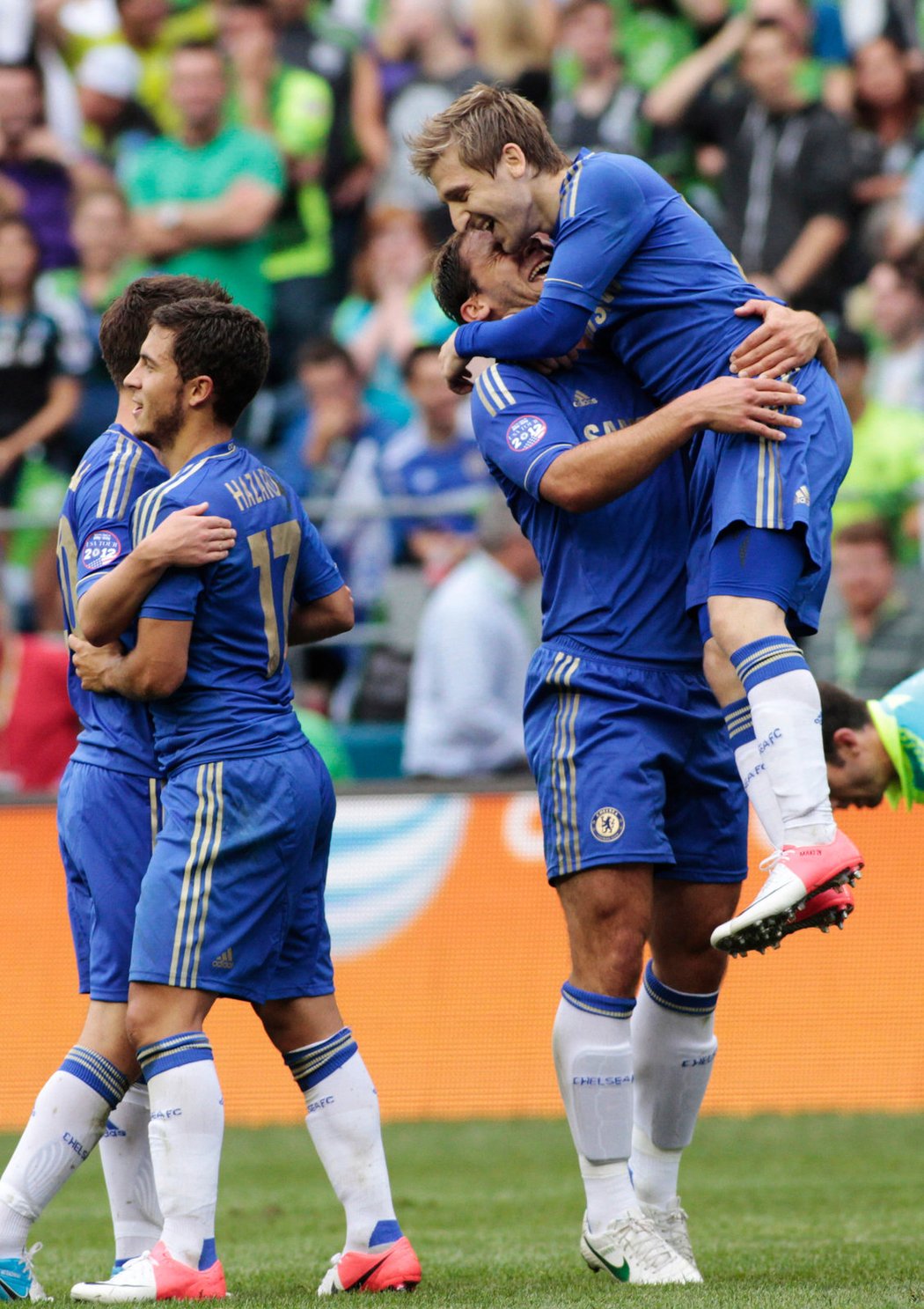 Marko Marin (vpravo) slaví se spoluhráči svůj první gól v dresu Chelsea.