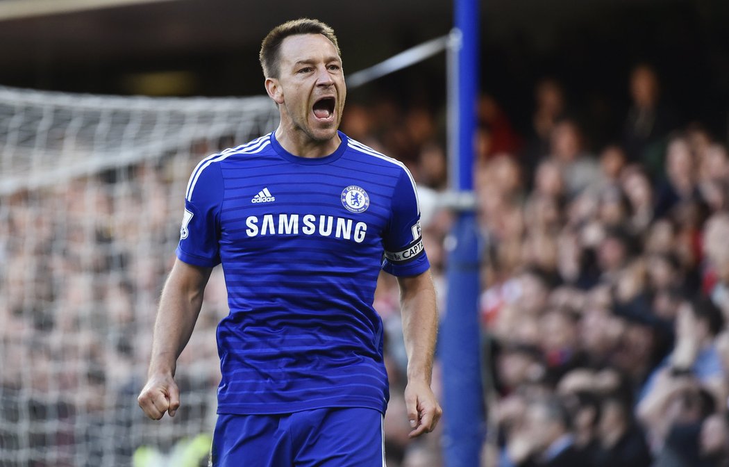 Kapitán Chelsea John Terry jde s Chelsea za titulem v Premier League